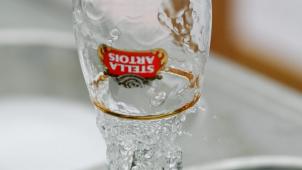 <p>Wasser statt Bier: Die „Tournée Minérale“ möchte die Bevölkerung auf den allgemein verbreiteten Umgang mit Alkohol aufmerksam machen.</p>