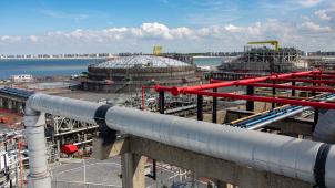 <p>Ein Blick auf den LNG-Terminal von Fluxys im Hafen von Zeebrügge</p>