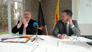 <p>Die Bürgermeister der Gemeinden Bertogne, Christian Glaude (links), und Bastogne, Benoit Lutgen (rechts), hatten die Fusionspläne vor einem Jahr vorgestellt. Seitdem wurde Glaude an der Spitze der Gemeinde durch Jean-Marc Franco ersetzt.</p>