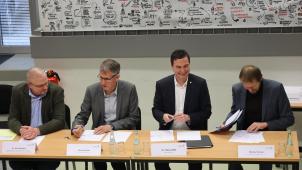 <p>Wollen gute Zusammenarbeit nachhaltig festhalten (v.l.): Jens Giesdorf (Berater für Medienpädagogik im DG-Ministerium, Heinrich Brötz (Beigeordneter der Stadt Aachen für Bildung und Kultur, Schule und Jugend), Dr. Thomas Wilk (Regierungspräsident der Bezirksregierung Köln) und Markus Terodde (Dezernent für Bildung, Jugend und Strukturentwicklung der StädteRegion Aachen).</p>