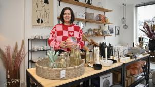 <p>Schlichtes, aber auch Verspieltes wie die bonbonfarbenen Vasen führt Sara Lietz im Sortiment.</p>