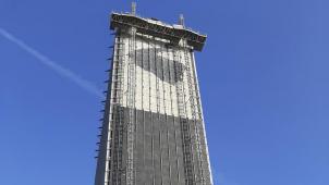 <p>Vor einigen Tagen wurde mit der Installation der ersten Fotovoltaikpaneele an einem der Giebel des 1967 von den Architekten Jean Poskin und Henri Bonhomme errichteten Gebäudes begonnen.</p>
