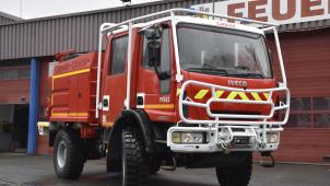 <p>Dank seines hohen Aufbaus und den eingebauten Schutzmechanismen ist das neue Fahrzeug im Feuerwehr-Fuhrpark vielseitig einsetzbar.</p>