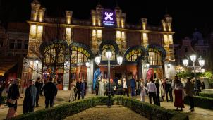 <p>Menschen stehen vor dem Plopsa-Theater, in dem der Schönheitswettbewerb zur Miss Belgien 2023 ausgetragen werden soll. Kurz vor Beginn der Show nahm die Polizei einen bewaffneten Mann fest, der möglicherweise ein Attentat bei der Miss-Wahl geplant hat.</p>