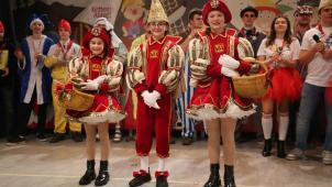 <p>Endlich geschafft: Kinderprinz David I. Mit seinen Pagen Ella und Marie</p>