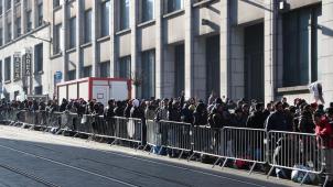 <p>Eine lange Menschenschlange hatte sich am Dienstag bei der Räumung des seit Monaten besetzten Gebäudes an der rue du Palais in Brüssel gebildet.</p>
