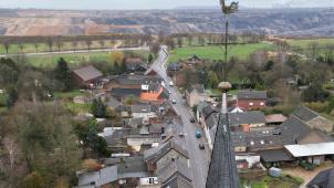 <p>Die Kirche von Keyenberg steht knapp 500 Meter entfernt vom Braunkohletagebau Garzweiler.</p>