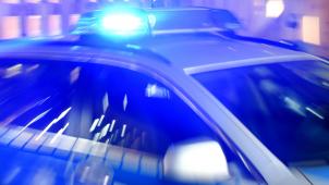 <p>Ein Streifenwagen der Polizei mit eingeschaltetem Blaulicht auf der Straße</p>