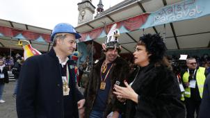 <p>Premierminister Alexander De Croo (l.) beim „Zondagstoet“ der 93. Ausgabe des Aalster Karnevals.</p>