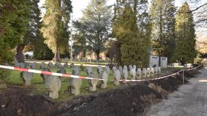 <p>Der Ehrenfriedhof umfasst 190 Grabstätten für die Gefallenen des Ersten und Zweiten Weltkriegs. Bis vor wenigen Tagen war er durch eine dichte Thuja-Hecke „abgeschirmt“, nun ist er gut einsehbar.</p>