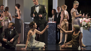 <p>Szenenfoto einer Hamlet-Aufführung an der Pariser Opéra Comique</p>