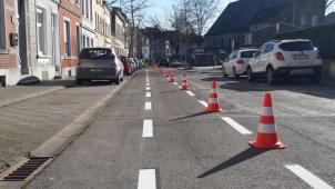 <p>Vor einigen Tagen haben Mitarbeiter des Bauhofs einen provisorischen Radweg auf der Simarstraße markiert.</p>