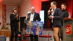 <p>Karl-Heinz Lambertz wird für 50 Jahre Engagement geehrt.</p>
