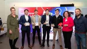 <p>Sieger der Ostbelgien Challenge: (v. l.) Catherine Jungbluth (WFG), Corentin Bivorat, Mathis Lambermont, Dimitri Korostovskiy, Julien Pirnay, Sandra De Taeye (TAO) und Daniel Niessen (Ministerium DG).</p>
