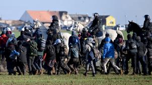 <p>Berittene Polizei begleitet einen Demonstrationszug, eine Protestaktion von Klimaaktivisten nach der Räumung von Lützerath.</p>