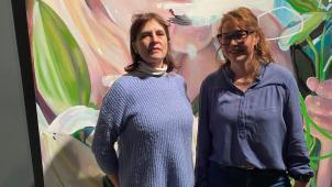 <p>Nathalie Pirotte (links) zeigt ihre Arbeiten in Eupen.</p>