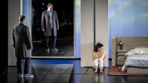 <p>Lionel Lhote als Hamlet und Jodie Devos als Ophelia lassen die Kamera ganz nahe an sich heran und füllen ihre Rollen hervorragend aus.</p>