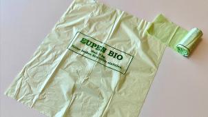 <p>Da ist er: Der neue Biomüllsack, der am Mittwoch in Eupen eingeführt wird.</p>