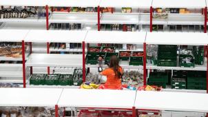 <p>Regale stehen in einem Picnic Fullfillment-Center. Der Online-Lebensmittelhändler Picnic ist im Corona-Jahr 2020 stürmisch gewachsen.</p>