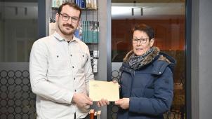 <p>Am Dienstagnachmittag erhielt Liliane Bastin ihren Preis aus den Händen von Marketingleiter David Schmitz (Bild).</p>