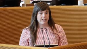 <p>Anne Kelleter bei einer Rede im wallonischen Parlament in Namur</p>