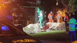 <p>Ein Bagger gräbt ein Loch in einem Park. Dort wurden bei einer kontrollierten Sprengung Chemikalien zur Explosion gebracht, die zuvor in einer Wohnung in der Nähe gefunden wurden.</p>