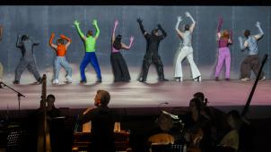 <p>Ensemble und Orchester stehen unter der Leitung von Christopher Bucknall.</p>