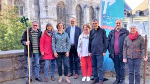 <p>Die Steuerungsgruppe (in der Mitte Pfarrer Andreas Möhlig und Stephanie Berrer vom Wallfahrtsbüro) bereitet einen kleinen Ort auf ein großes Ereignis vor. Im Hintergrund die Propsteikirche.</p>