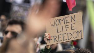 <p>Im Iran protestieren noch immer viele Menschen für die Rechte der Frauen.</p>