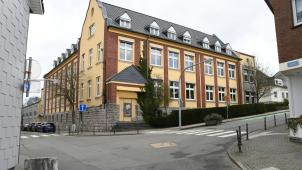 <p>Anders als die Schulstraße wird die untere Hisselsgasse zwischen Werthplatz und Schulstraße fortan vor Schulbeginn und nach Schulschluss für den Verkehr gesperrt.</p>