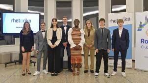 <p>Die acht Finalisten der diesjährigen Rhetorika trafen sich am Mittwoch im Parlament der DG zur Generalprobe.</p>