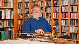 <p>Hans Reul in seinem Haus in Kettenis: „Solange Musik gut gemacht ist, habe ich in erster Linie Respekt vor jedem ausführenden Musiker und Sänger.“</p>