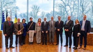 <p>Ein Gruppenbild der Delegation mit Parlamentspräsident Charles Servaty (l.) und Ministerpräsident Oliver Paasch</p>