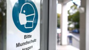 <p>In den Kliniken des Landes gilt nach wie vor Maskenpflicht.</p>