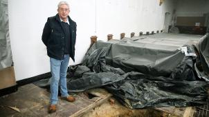 <p>Gottfried Laschet steht vor dem Heizungsloch im Kirchenboden.</p>