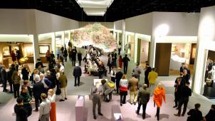 <p>Erstmals seit drei Jahren findet die Kunstmesse Tefa in Maastricht wieder zum regulären Termin im März statt. Im vergangenen Jahr war sie wegen Corona auf Juni verschoben worden, 2021 fiel die Präsenzmesse aus. Die Tefaf gilt als wichtigste Messe für alte Kunst und zählt dieses Mal 270 Aussteller aus 20 Ländern. Bis zum 19. März bietet sie Werke aus 7.000 Jahren Kunstgeschichte.</p>