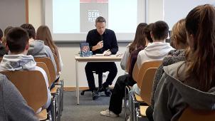 <p>Aufmerksam verfolgten die Schüler die Lesung des Autors.</p>