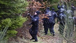 <p>Polizisten suchen am Fundort des getöteten Mädchens Luise nach weiteren Hinweisen.</p>