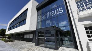 <p>Ein Blick von außen auf das Eupener Stadthaus</p>