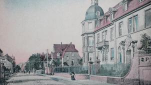 <p>Ein französischer Soldat schickte am 24. März 1923 eine Ansichtskarte in die Heimat, auf der die heutige Kreisverwaltung zu sehen ist.</p>