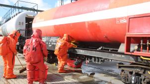 <p>Feuerwehrleute aus Aachen dichten das Loch im „Leckagewagen“ ab.</p>