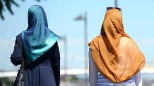 <p>Viele muslimische Frauen tragen im Alltag ein Kopftuch, ein „Hijab“</p>