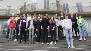 <p>Bild der Teilnehmer, Betreuer und der politischen Entscheidungsträger, mit denen über die Handlungsempfehlungen diskutiert wurde, die das „Jugendparlament“ ausgearbeitet hatte.</p>