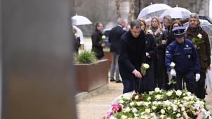 <p>Premierminister Alexander De Croo legt im Rahmen der Gedenkfeier eine Rose am Denkmal nieder.</p>