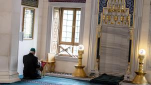 <p>Eine Person liest in der Moschee im Koran. Der Fastenmonat Ramadan hat ofiziell begonnen.</p>