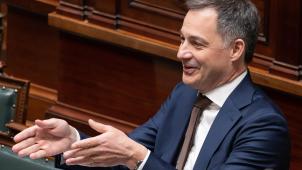 <p>Premierminister Alexander De Croo sucht händeringend nach Möglichkeiten, um den Staatshaushalt zu entlasten und damit das Haushaltsdefizit zu mindern.</p>