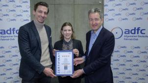 <p>Christoph Hendrich (Vennbahnkoordinationsstelle), Laura Schömer (Direction générale Tourisme - Luxembourg) und Christian Tänzler (stellvertretender Bundesvorstand des ADFC) bei der Überreichung des Zertifikates.</p>