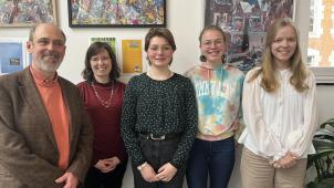 <p>Professor Dominique Longrée, Tamara Xhonneux, Alice Preudhomme, Bérénice Dehesselle und Mazarine Franssen</p>