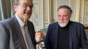 <p>Bouli Lanners (r.) ist vom Bürgermeister (.l)zum Ehrenbürger der Stadt Lüttich ernannt worden.</p>