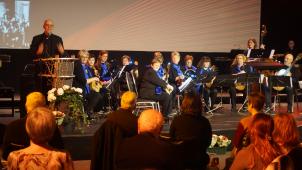 <p>Dirigent William Trips (am Rednerpult) feiert mit seinem Mandolinenorchester den 100. Geburtstag.</p>